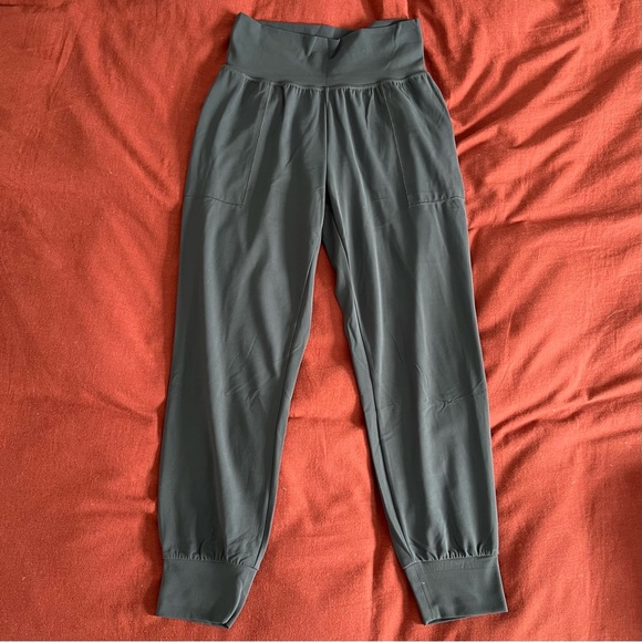 Salutation Jogger - Picture 1 of 4